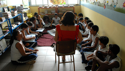 Crianças em roda de leitura em escola de Belém, no PA: coordenador pedagógico deve 