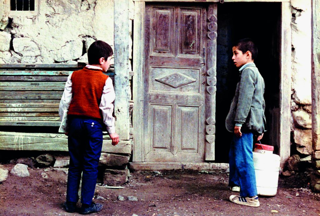 Imagens de Onde fica a casa do meu amigo? (1987), de Kiarostami