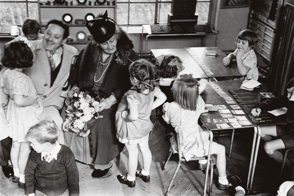 Maria Montessori em meio a crianças