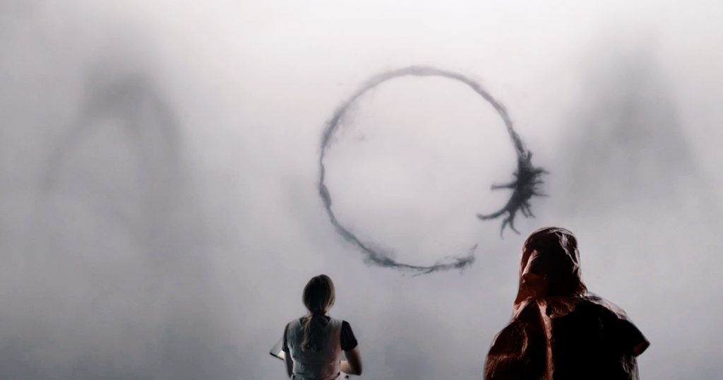Louise Banks (Amy Adams) e os misteriosos círculos cheios de significados dos extraterrestres: quando a decifração da linguagem significa a sobrevivência 