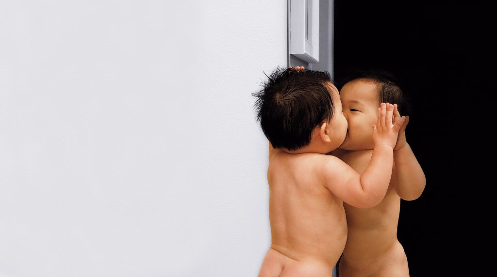Para Jacques Lacan, o bebê só distinguirá o que lhe é interno ou externo ao reconhecer-se, ou ao Outro, na visão projetada no espelho | Foto: Shutterstock