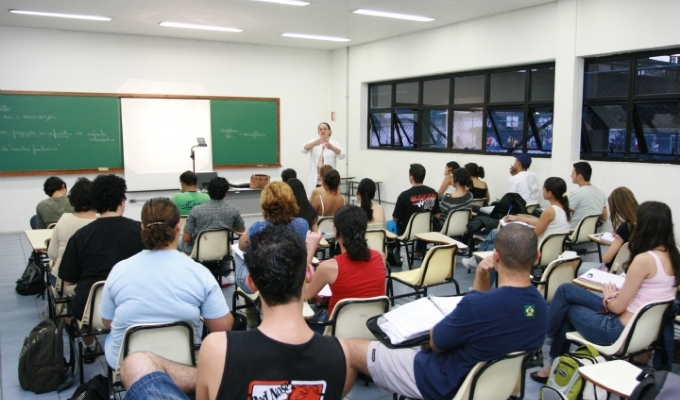 retorno ao presencial_alunos de faculdade brasileira sentados em cadeira