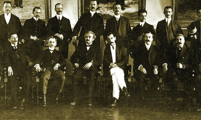 01 - 1902 - Horácio Berlinck no centro, de calça clara