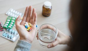 Abuso de medicação prejudica saúde mental dos jovens